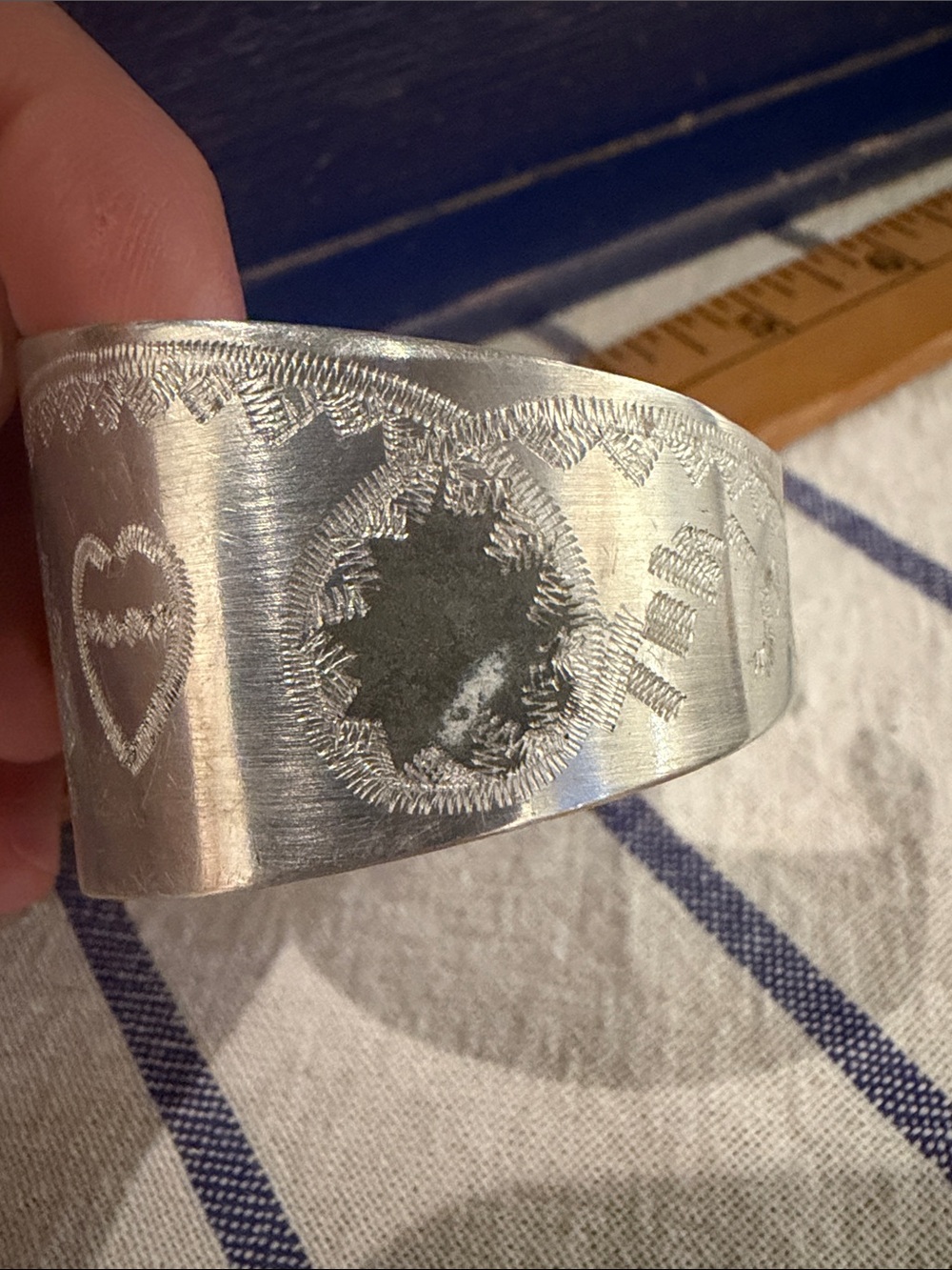 ✨ Vintage WWII Aluminum Trench Art Sweetheart Cuff Bracelet (1944) ✨ - Picture 7 of 7